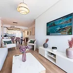 Superb Location Beachfront , 3 Bed With Terrace アパート