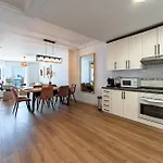 Superb Location Beachfront , 3 Bed With Terrace フエンヒロラ