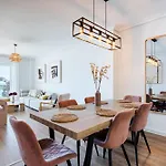 Superb Location Beachfront , 3 Bed With Terrace アパート *
