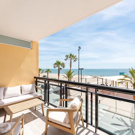 アパート Superb Location Beachfront , 3 Bed With Terrace フエンヒロラ
