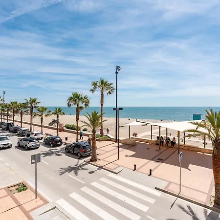 Superb Location Beachfront , 3 Bed With Terrace アパート